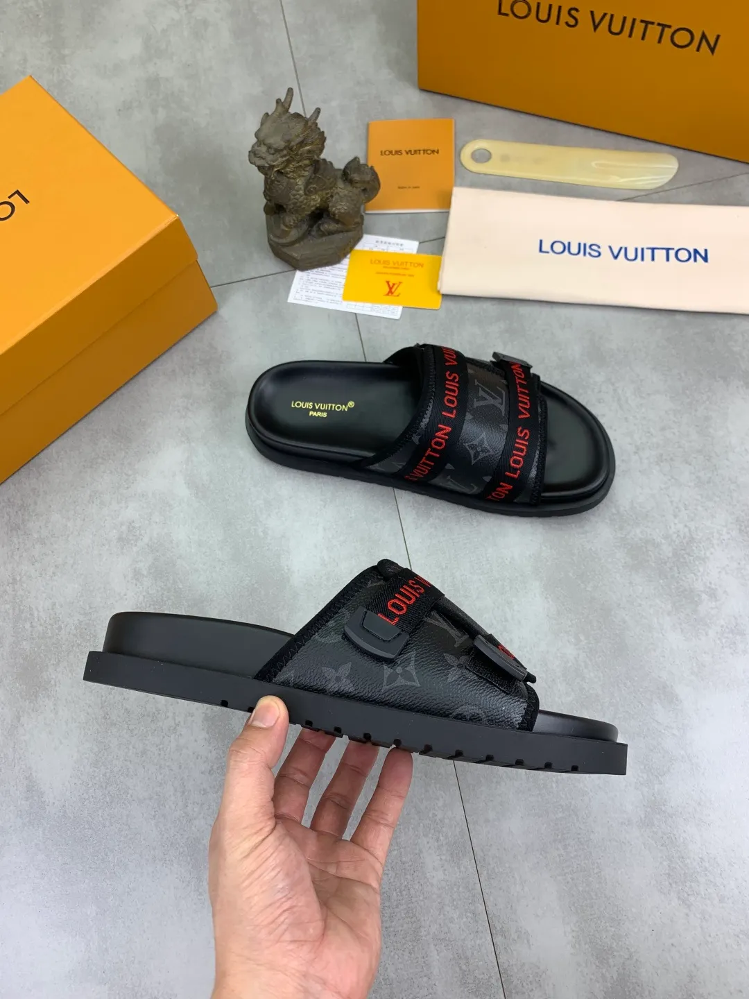 Men's shoes 💰P320💰【New style】🆘 Original quality 【LOUIS VUITTON】The popular Louis Vuitton LV men's slippers on the official website are on sale simultaneously! Original fabric imported from Italy, original factory special supply, code number: 38-44 (45 customized), many colors available